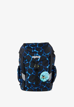 Zaino nero con motivo a bolle blu, dotato di dettagli riflettenti, tasche laterali e una toppa a forma di squalo circolare sul davanti.