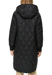 Langer schwarzer gesteppter Wintermantel mit Kapuze. Hat ein Rautenmuster, gerippte Bündchen und ein mittellanges Design für Wärme.