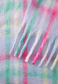 Pastel šarena marama od mekog, plišastog materijala. Sadrži nijanse plave, zelene, ružičaste i žute boje s resicama na rubovima. Lagana i teksturirana završnica.