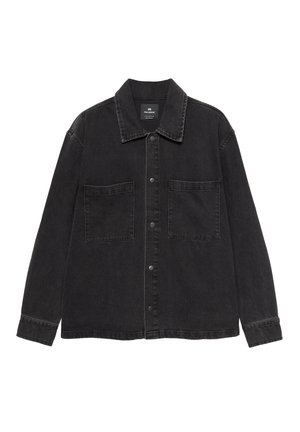 Giacca in denim nero con colletto, due tasche frontali a toppa, chiusura con bottoni e dettagli usurati lungo le cuciture.