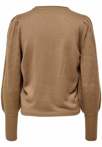 Pull en tricot brun avec un col rond, un corps ajusté et des manches bouffantes présentant un tricot ajouré à motif floral. Texture lisse dans l'ensemble.