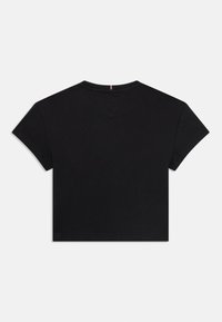 T-shirt noir court à manches courtes, fabriqué à partir d'un mélange de coton lisse. Présente un décolleté en V subtil, un design minimaliste et aucun motif visible.