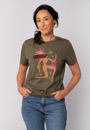 Olijfgroene T-shirt van katoen met een speelse grafische print die een naakte figuur, stermotieven en levendige kleuren zoals roze en oranje bevat.