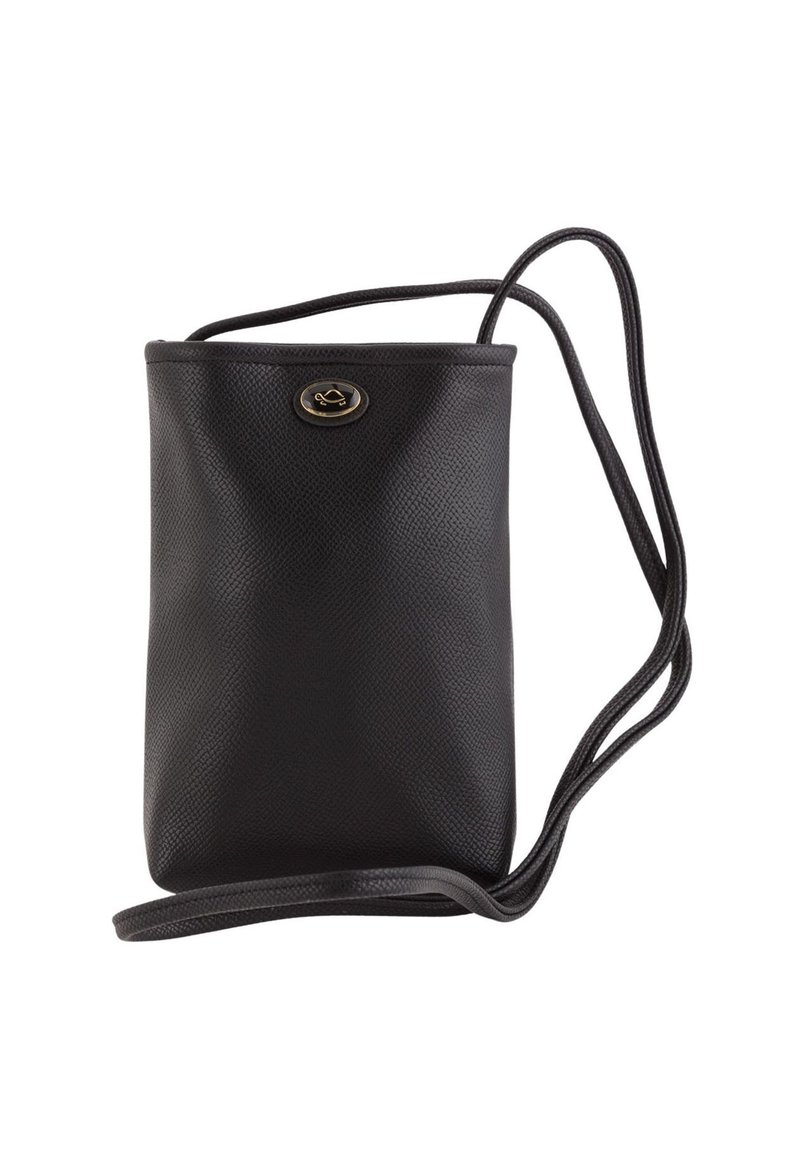 Bolso cruzado de cuero negro con textura de piedra, que presenta un acento de logo en la parte superior y una correa larga y ajustable.