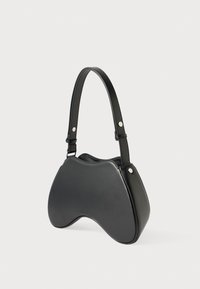 Czarna skórzana torebka o unikalnym, zakrzywionym kształcie z pojedynczym paskiem na ramię. Charakteryzuje się srebrnymi akcentami i gładką fakturą.