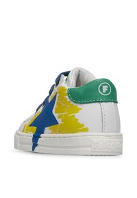 Sneaker in pelle bianca con motivi di stelle gialle e blu colorati, accento verde sul tallone e suola in gomma bianca. Design con punta arrotondata.