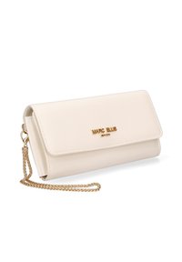 Clutch in pelle color crema con tracolla in catena dorata, caratterizzato da una chiusura a patta e dettagli in oro del logo. Texture liscia con accenti minimi.