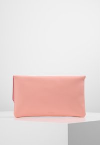 Borsa a pochette sintetica rosa con texture liscia e design minimalista, dotata di una patta pieghevole e di un logo discreto nella parte inferiore.