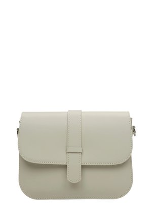 Beżowa torebka crossbody z wegańskiej skóry, z klapą zapinaną na zatrzask, regulowanym paskiem oraz widocznymi detalami stębnowania. Kompaktowy prostokątny kształt.