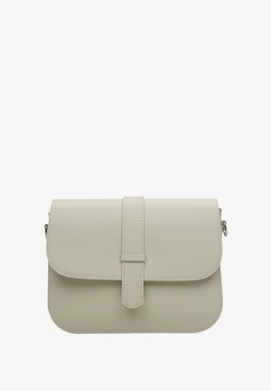 Beżowa torebka crossbody z wegańskiej skóry, z klapą zapinaną na zatrzask, regulowanym paskiem oraz widocznymi detalami stębnowania. Kompaktowy prostokątny kształt.