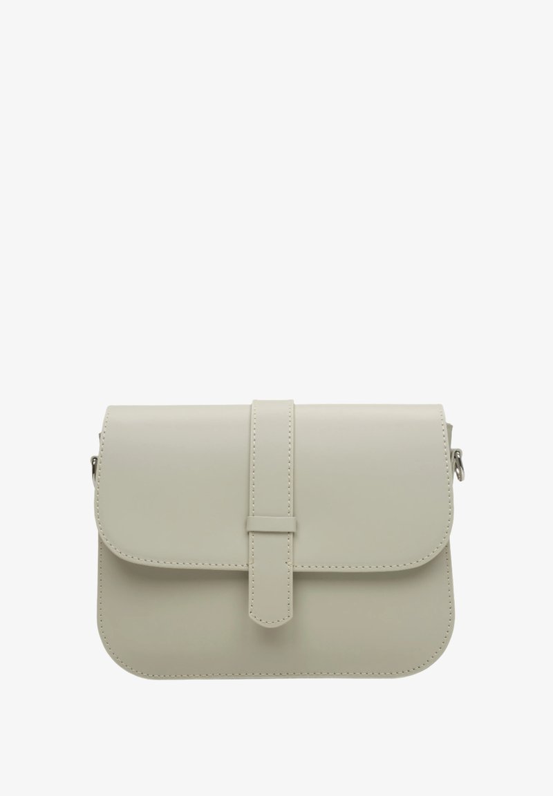 Beige vegan kožená crossbody taška s klopou, nastavitelným popruhem a viditelným švem. Kompaktní obdélníkový tvar.