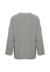Maglione grigio lavorato a maglia con vestibilità rilassata, spalle basse e scollo ampio. La texture è morbida e a costine in tutta la superficie.