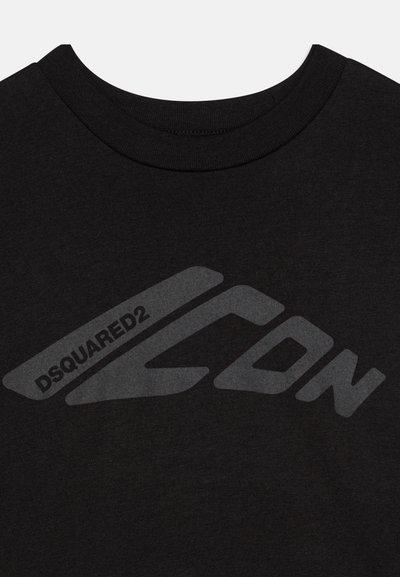 Camiseta de algodón negra con un gran diseño gráfico en gris que incluye el texto "DSQUARED2 ICON" en una fuente estilizada. Cuello redondo.