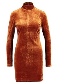 Langärmliges Kleid aus burnt orange Samt, mit hohem Kragen, figurbetonter Passform, weicher Textur und glatter Oberfläche. Keine sichtbaren Muster oder Hardware-Details.
