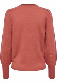 Svetr v rzí barvě z pleteniny s nabíranými dlouhými rukávy se vzorem ok a žebrovanými manžetami, zobrazený ze zadní strany.