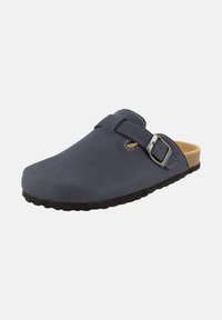 Marineblauwe klompen van suede met een instap ontwerp, voorzien van een metallic gesp en een gestructureerde zwarte rubberen zool.
