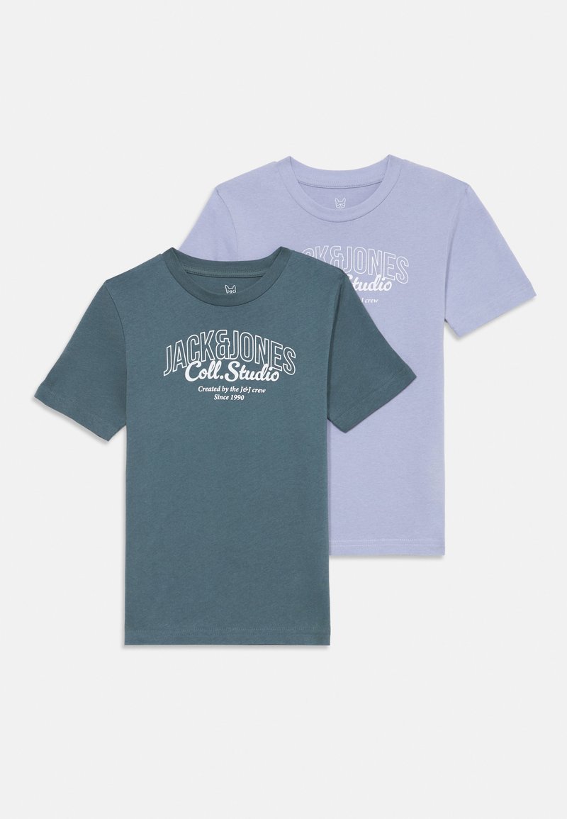 Duas t-shirts de algodão, uma teal com texto de logotipo branco e outra lilás, ambas com mangas curtas e decote redondo.