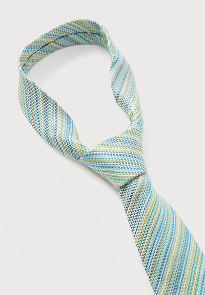 Cravate en soie rayée dans des tons de bleu, vert et beige, nouée en un nœud classique sur un fond clair uni.