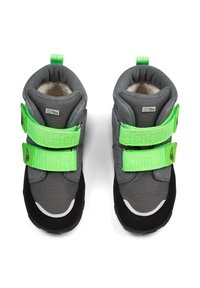 Grijze synthetische laarzen met groene klittenbandsluitingen, zwarte rubberen zolen, een ronde neus en luxe witte voering voor warmte en comfort.