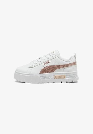 Beli Puma športni copati imajo na strani metalni odtenek rožnate zlata, teksturirano debelo podplato in klasičen vezalni dizajn.