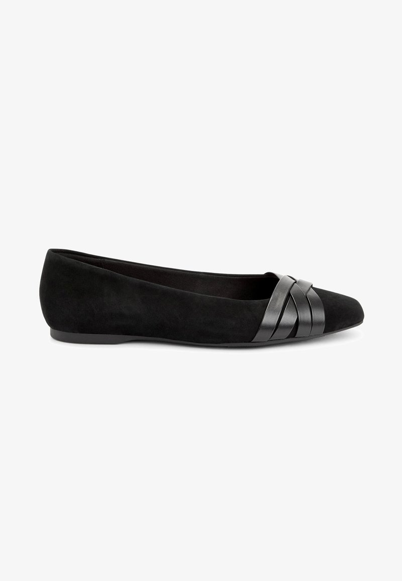 Chaussure plate en daim noir avec bout pointu, comportant trois lanières en cuir noir qui se chevauchent à l'avant.