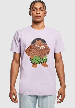 Hellblaues Baumwoll-T-Shirt mit einem detaillierten Grafik eines Charakters mit dunklem Haar, tribalähnlichen Tattoos und grünen Blattonnen.