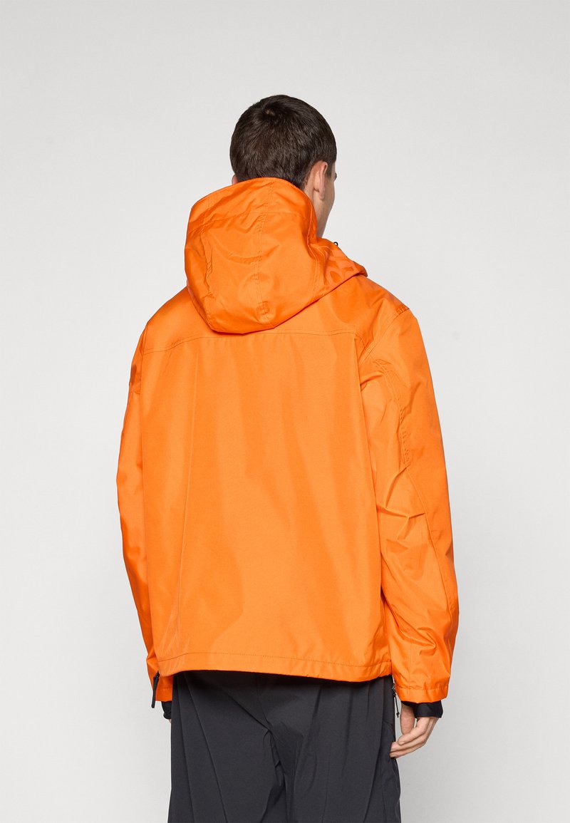 Giacca impermeabile arancione con cappuccio, realizzata in tessuto liscio. Presenta una vestibilità comoda e dettagli con coulisse al collo.