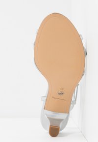Tamaris Sandaalit nilkkaremmillä - silver-coloured