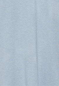 Tissu bleu clair avec une texture douce et lisse et un léger pli vertical au centre.