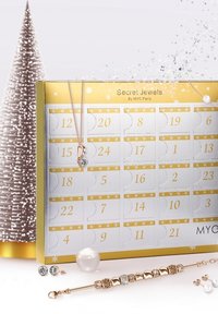 Sieraden adventskalender met gouden en zilveren accenten, met dozen genummerd van 1-24, een roségouden ketting en verschillende oorbellen en bedels.