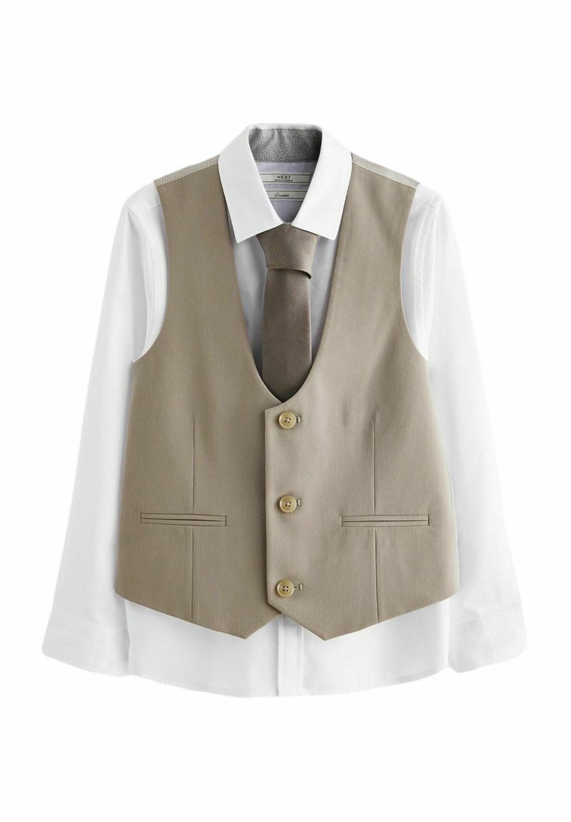 Gilet beige avec trois boutons et deux poches avant, superposé sur une chemise blanche, présentant un col à motifs et une cravate assortie.
