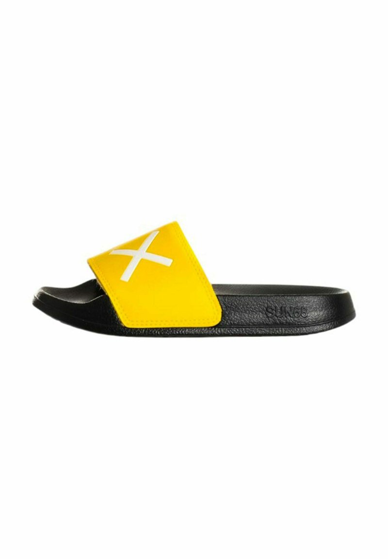 Infradito neri e gialli con una larga fascia gialla che presenta una "X" bianca. Suola nera texturizzata, design minimalista.
