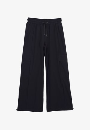 Czarne spodnie typu cargo o szerokich nogawkach z elastycznym pasem, sznurkiem, bocznymi kieszeniami na patki i regulowanymi ściągaczami u dołu.