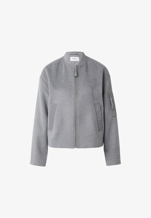 Szara bomberka z mieszanki wełny z stójką, przednim zamkiem błyskawicznym oraz dwoma bocznymi kieszeniami z szarymi akcentami i kieszenią na suwak na rękawie.