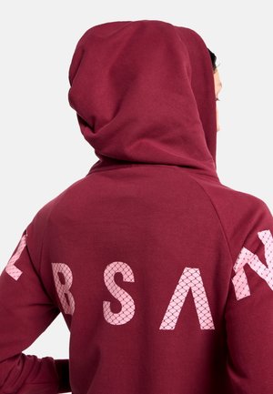 Dunkelroter Hoodie mit großer Kapuze; auf der Rückseite und den Ärmeln mit rosa, netzstrukturierten Buchstaben; glattes, weiches Gewebe mit gerippten Akzenten.