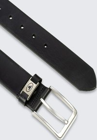 Cintura in pelle nera con finitura texturizzata, fibbia in metallo argentato e numerosi fori per la regolazione; estremità affusolata e dettaglio hardware con marchio.