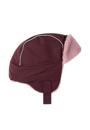 Bordeauxrote Mütze mit weichem rosa Kunstfellfutter und Ohrenklappen. Sie hat eine gerippte Textur und einen reflektierenden Rand entlang der Kante.