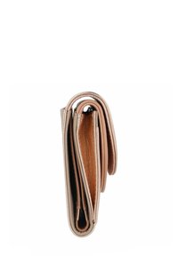 Portefeuille plié en cuir rose doux avec un intérieur beige, présentant un profil fin et des accents métalliques le long des bords.