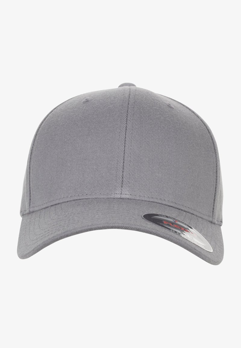 Casquette de baseball grise avec une forme structurée, fabriquée en tissu lisse. Présente un visière courbée et un autocollant de taille à l'intérieur.