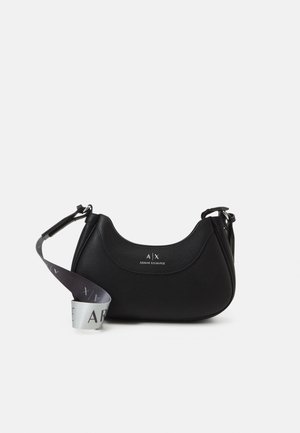 Sac bandoulière en cuir noir texturé avec forme courbée et large sangle en tissu avec le logo Armani Exchange.