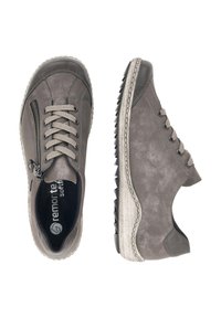 Chaussures décontractées grises en cuir texturé, dotées d'un système de laçage et d'une fermeture éclair. Accentuées par une semelle gris clair et des coutures diagonales.