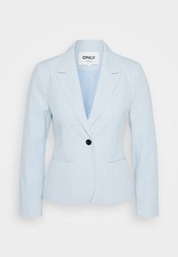 Světle modrý pruhovaný blazer s klopovým límcem, jedním černým knoflíkem na zapínání a dvěma předními kapsami. Hladká látka s upraveným střihem.