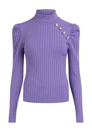 Lila bordázott, hosszúujjú póló magas gallérral, puffadt vállakkal és három díszes arany gombbal a bal vállon.