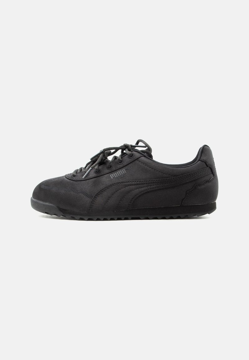 Baskets en daim noir Puma avec lacets noirs et semelle texturée, vues de côté extérieur sur un fond clair uni.