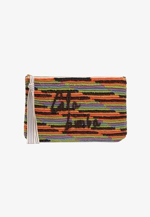 Bolsa de punto multicolor con rayas horizontales en naranja, púrpura, verde y negro, con cremallera blanca con borla y texto "Côte d'ombre".
