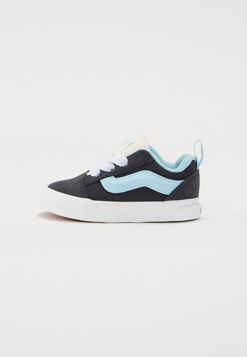 Schwarzer und hellblauer Sneaker mit Obermaterial aus Canvas, weißen Schnürsenkeln und Gummisohle. Verfügt über einen klassischen Seitenstreifen und einen gepolsterten Schaft.