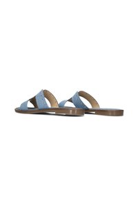 Blauwe denim schuif sandalen met uitgesneden ontwerp, geperforeerde details en een platte bruine zool. Minimalistische stijl met een zachte textuur.