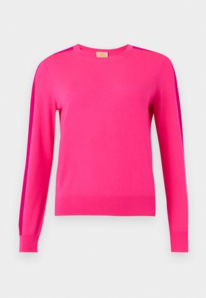 Lyserød langærmet sweater med rund hals og en mørkere pink stribe, der løber langs toppen af hver ærme.