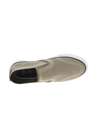 Chaussure beige à enfiler avec une tige en maille, des panneaux latéraux élastiques et une semelle en caoutchouc blanc. Présente une surface texturée pour la respirabilité.