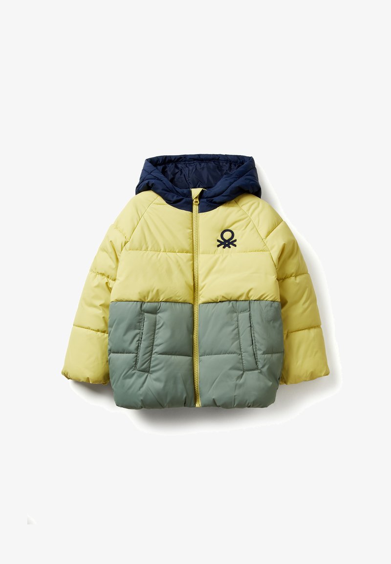 Žlutá a zelená prošívaná bunda s tmavě modrou kapucí, zapínáním na zip, přešívanou strukturou a vyšívaným logem na hrudi.